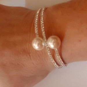 GORGEOUS BRACELET ADJUSTABLE CRYSTALS ALL AROUND WITH PEARLS. FITS ALL SIZES